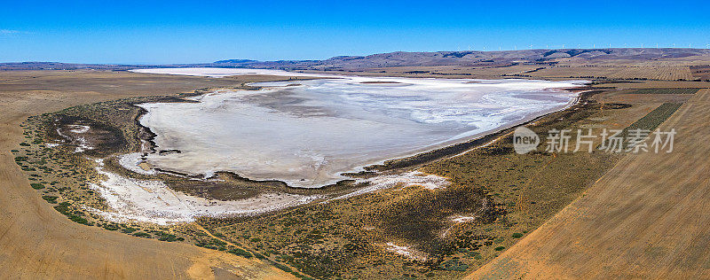 在干旱景观盐湖鸟瞰图:湖Bumbunga, SA